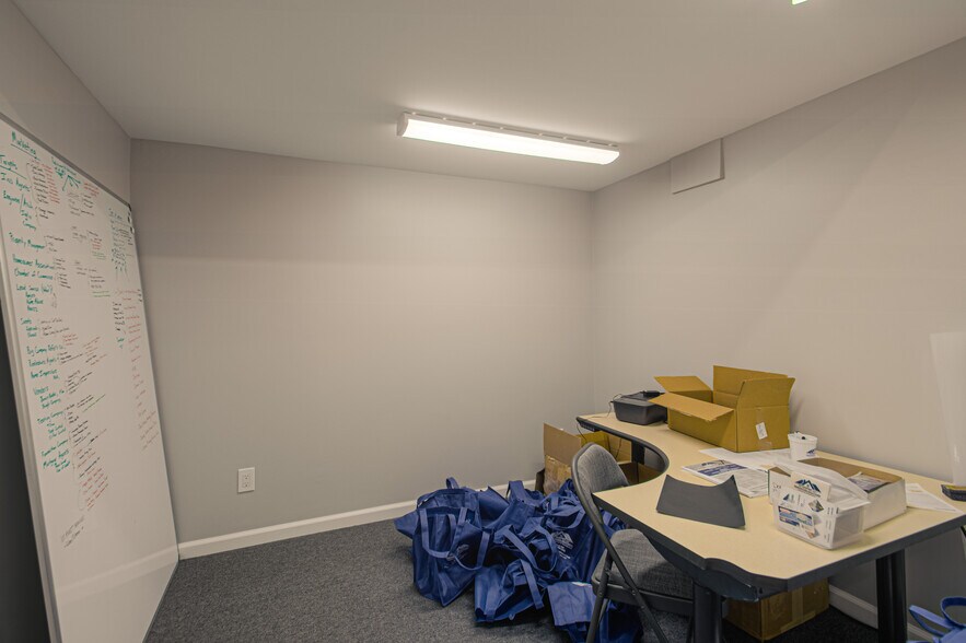 More Photos Of 1600 SW Market St, Lee's Summit Office For Sale