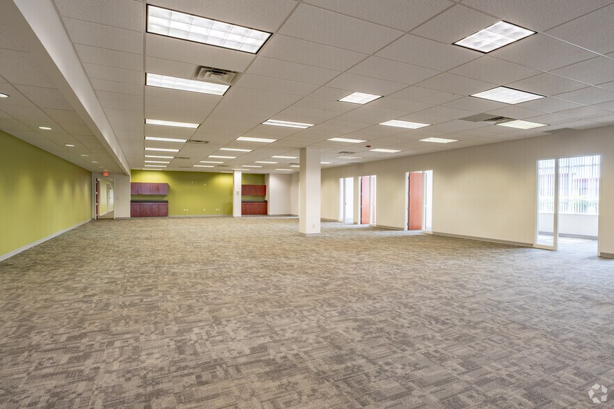 More Photos Of 600 Airborne Pky, Cheektowaga Unknown For Lease