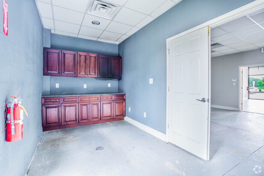 More Photos Of 7902-7904 Broadway St, Pearland Unknown For Lease