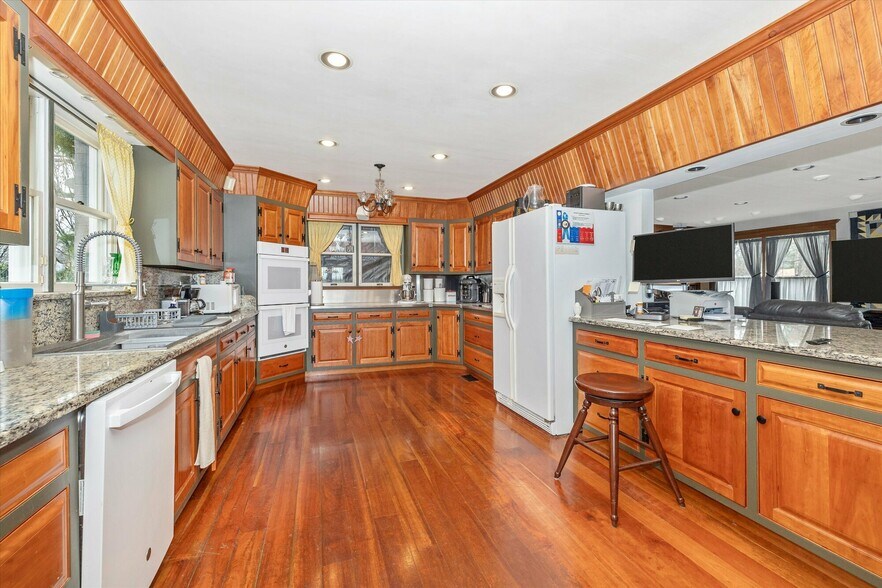 More Photos Of 806 Park Ave, Mount Airy Office For Sale