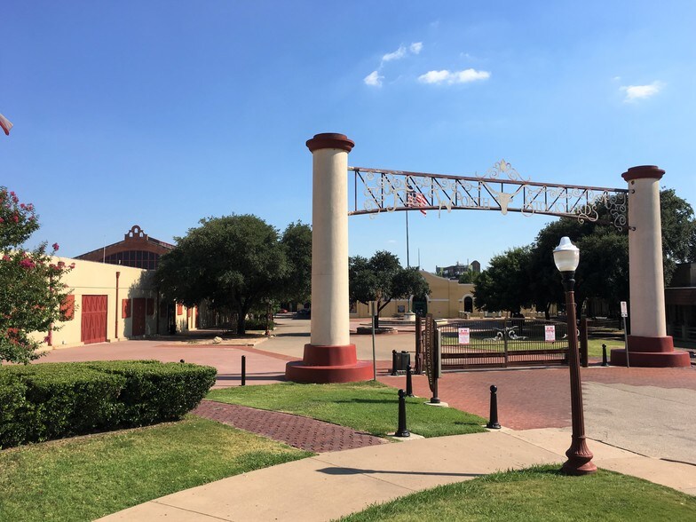 More Photos Of 2501-2519 Rodeo Plz, Fort Worth Storefront For Lease
