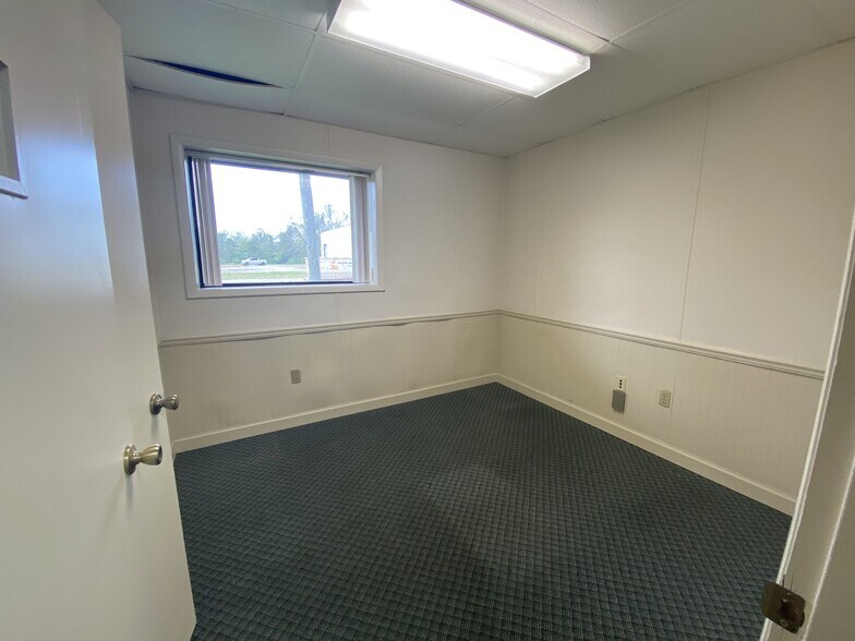More Photos Of 410 Washington St, Cantonment Manufacturing For Lease