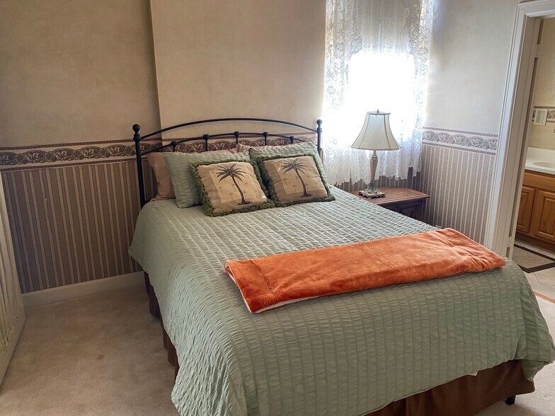 More Photos Of 102 N Fowler St, Meade Office For Sale