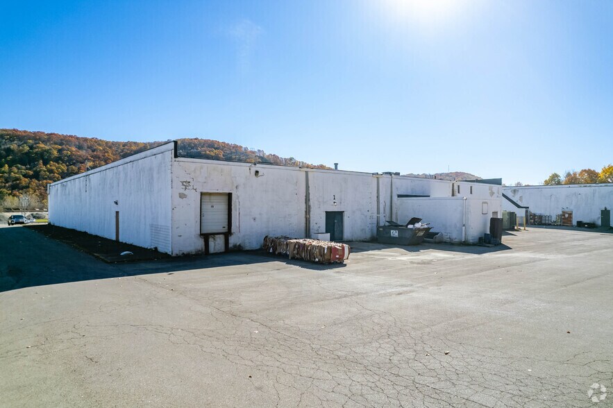 More Photos Of 697 Allegheny Blvd, Franklin Unknown For Lease