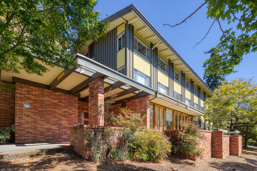 Primary Photo Of 2401 Piedmont Ave, Berkeley Sorority Fraternity House For Sale