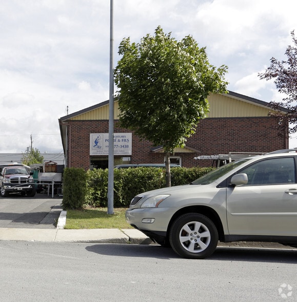 More Photos Of 1280 Rue Labadie, Longueuil Service For Sale