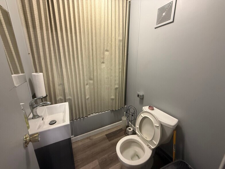 More Photos Of 25514 N Il Route 83, Long Grove Auto Dealership For Lease