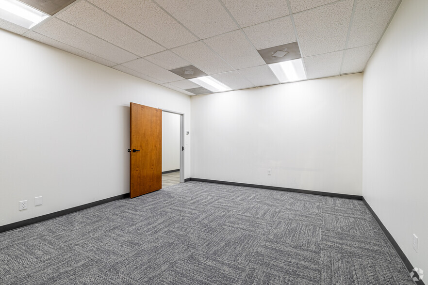 More Photos Of 2307 Springlake Rd, Farmers Branch Unknown For Lease