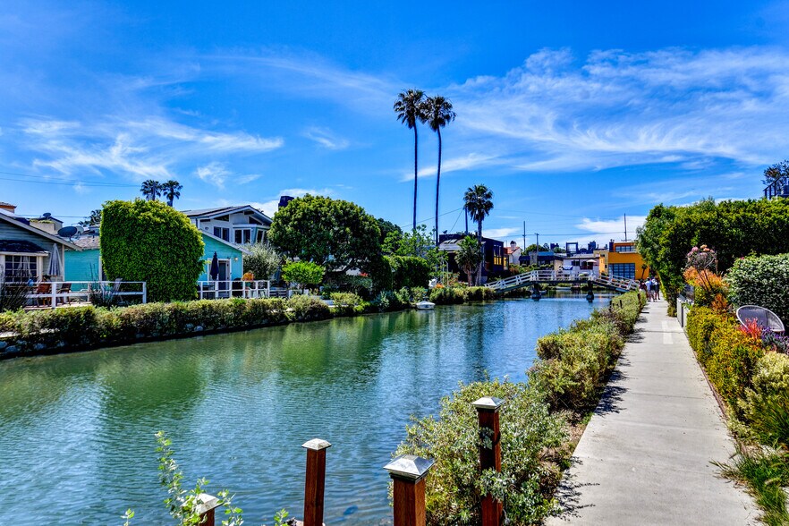 More Photos Of 223 Howland Canal, Venice Multifamily For Sale