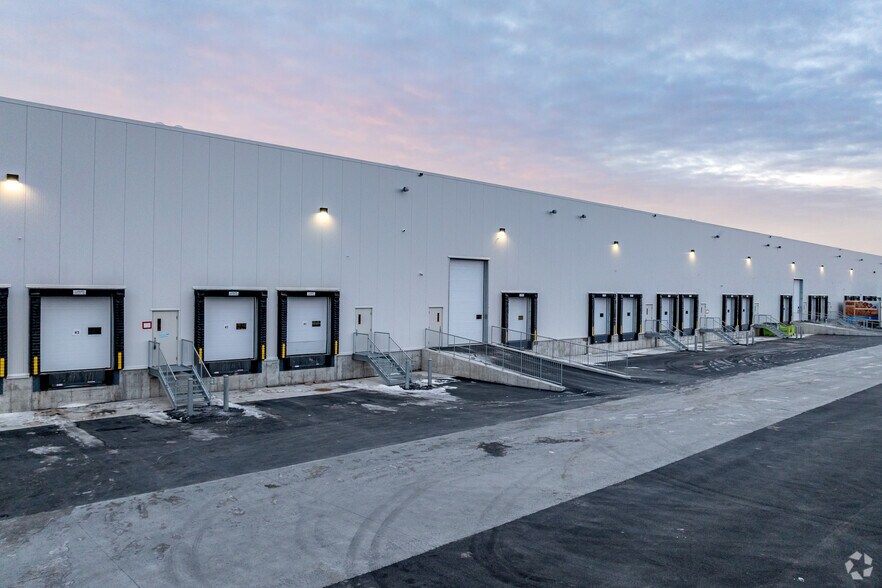 More Photos Of 156 Av D'Iberia, Candiac Industrial For Lease