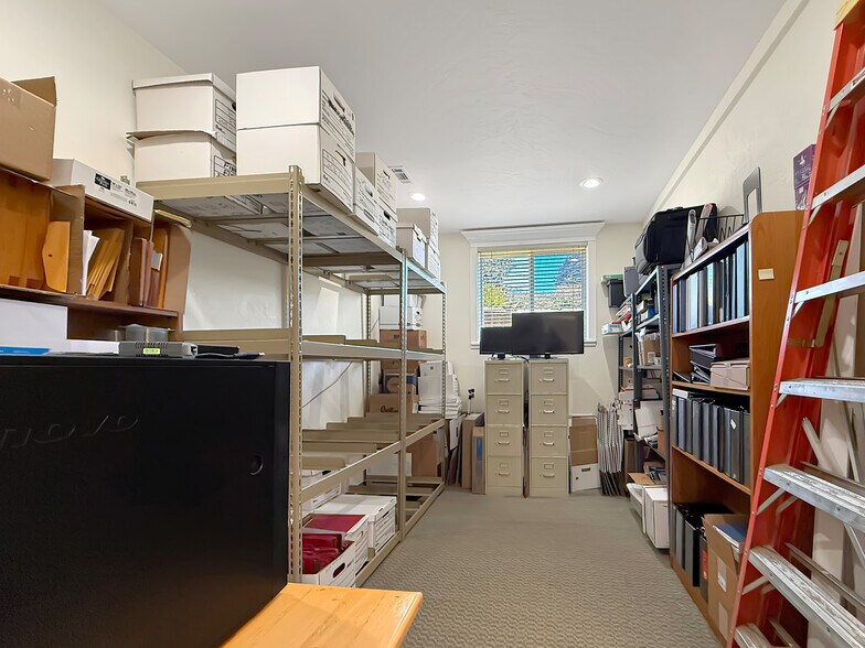 More Photos Of 624 Fleet St, Brookings Office For Sale