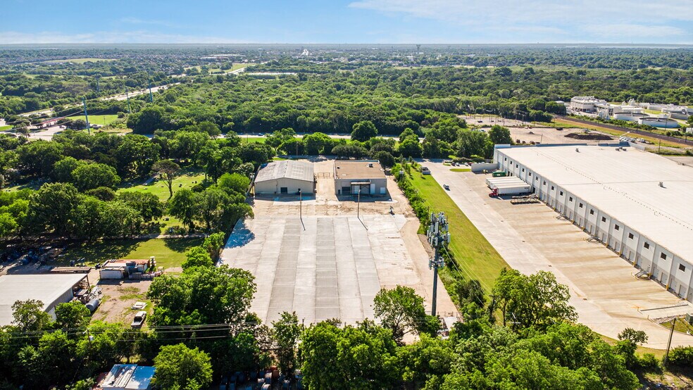 More Photos Of 515 Mills Rd, Garland Warehouse For Lease
