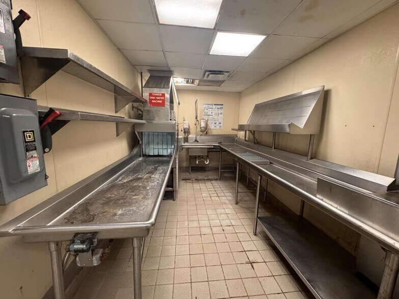 More Photos Of 2949 Dixie Hwy, Hamilton Restaurant For Lease