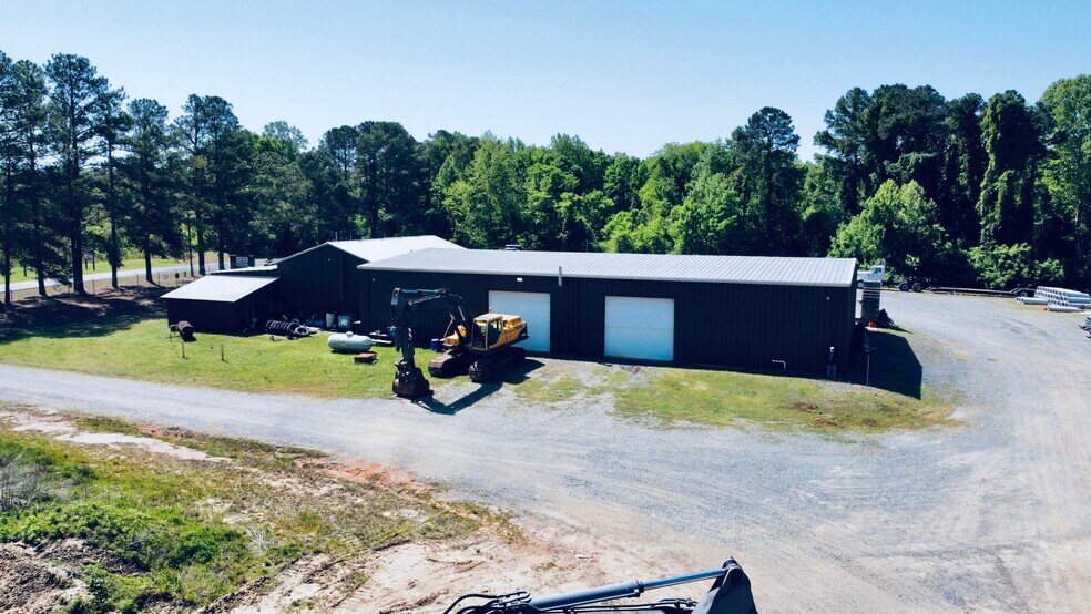 More Photos Of 1607 Kelly Dr, Sanford Flex For Sale