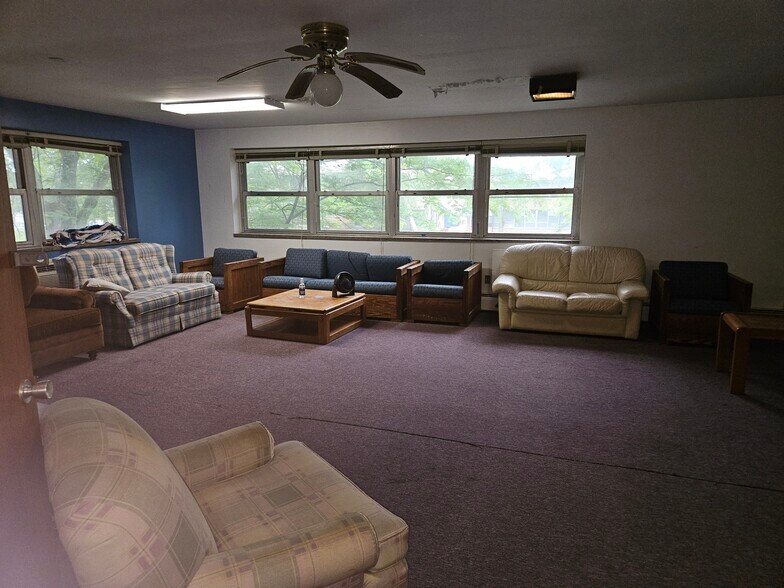 More Photos Of 24 Rossa Ave, Lawrence Office For Lease