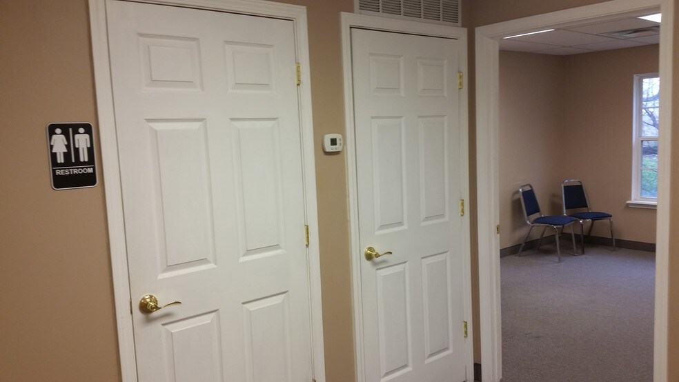More Photos Of 601 N Shore Dr, Jeffersonville Medical For Sale