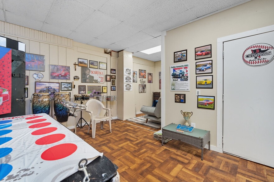 More Photos Of 218 Saint James Blvd, Springfield Storefront Retail Office For Sale