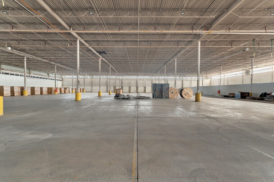 More Photos Of 3324 Marentette Av, Windsor Warehouse For Lease