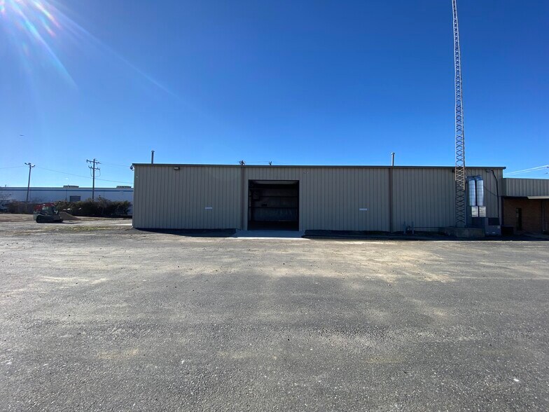 More Photos Of 10256 Industrial Dr, Pineville Warehouse For Lease