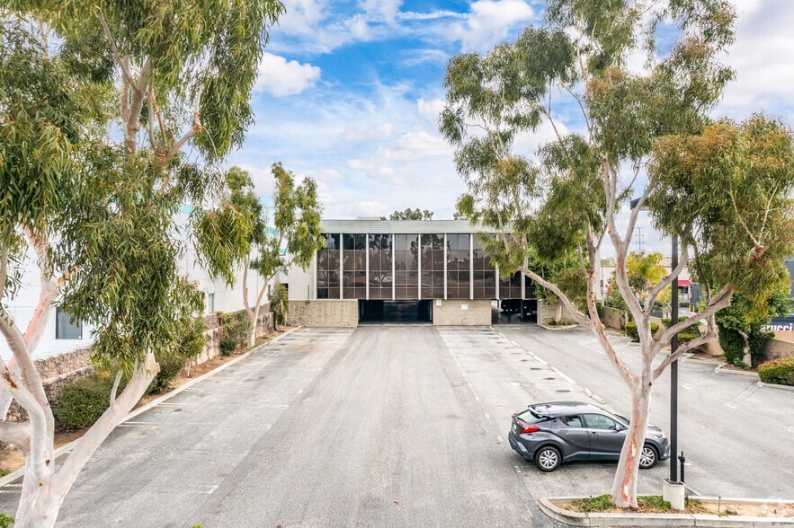 More Photos Of 3820 Del Amo Blvd, Torrance Loft Creative Space For Lease