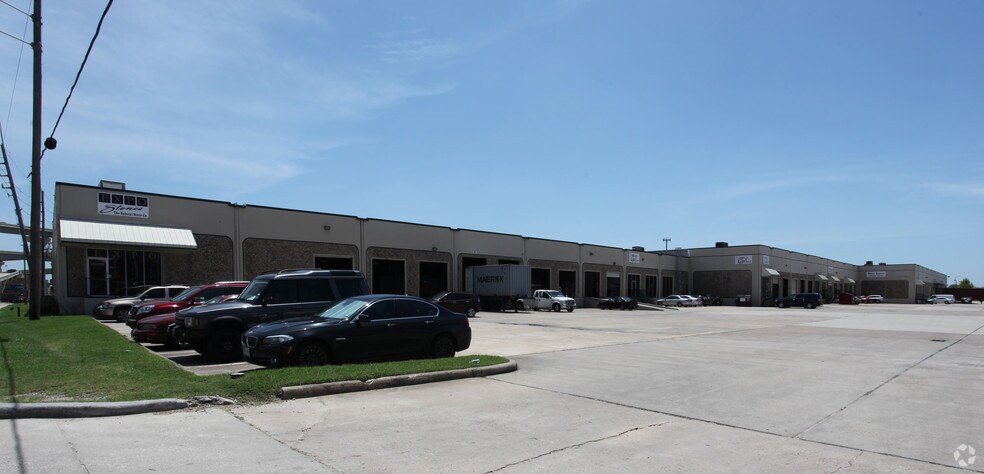 More Photos Of 1055 W Sam Houston Pky N, Houston Warehouse For Lease