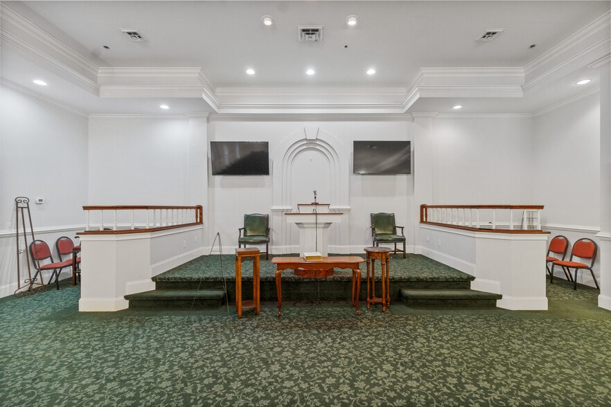 More Photos Of 300 N Tennessee Ave, Etowah Funeral Home For Sale