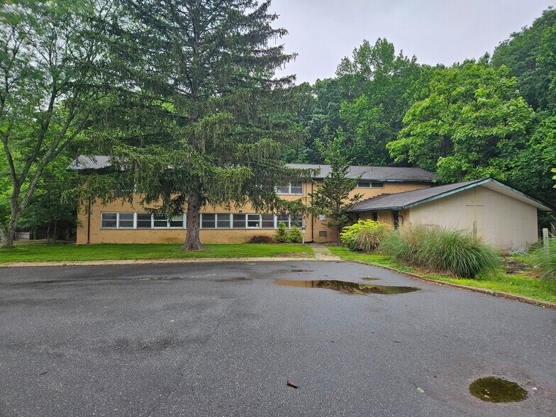 Primary Photo Of 24 Rossa Ave, Lawrence Office For Lease