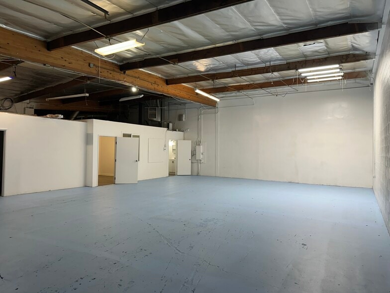 More Photos Of 9340 Corbin Ave, Northridge Warehouse For Lease
