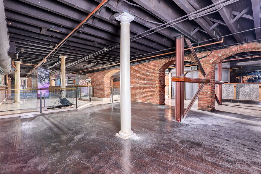 More Photos Of 910 2nd St, Sacramento Bar For Sale