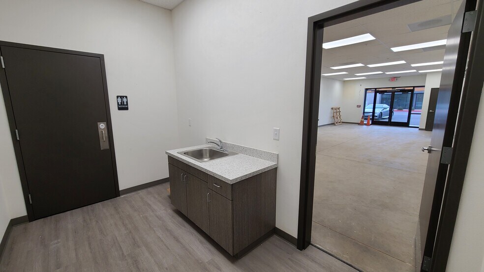 More Photos Of 1793 Silverton Rd NE, Salem Freestanding For Lease