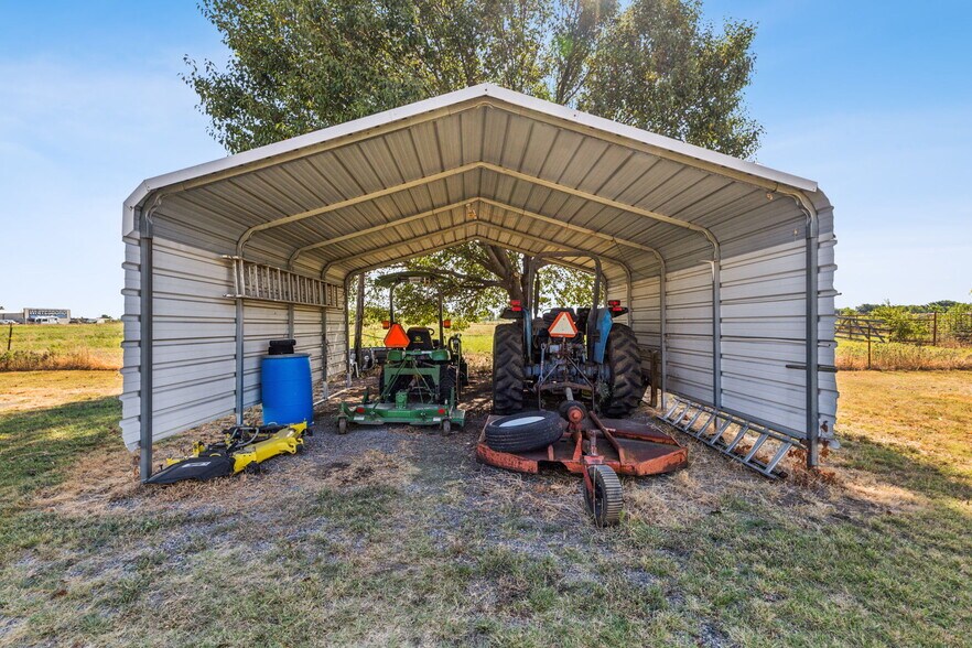 More Photos Of 31092 US Highway 82, Whitesboro Land For Sale