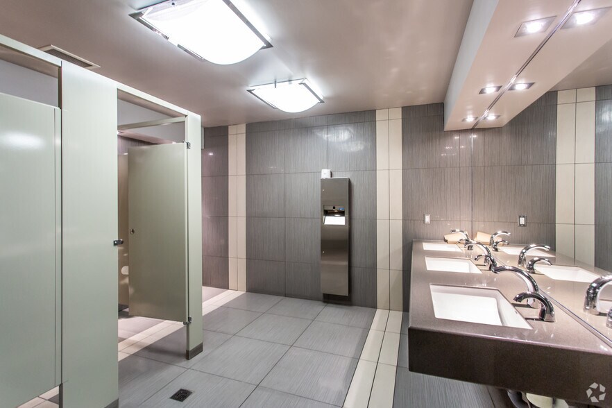 More Photos Of 2505 St. Laurent Blvd, Ottawa Office For Lease