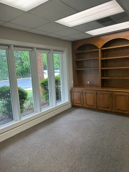 More Photos Of 880 S Pleasantburg Dr, Greenville Office Residential For Lease