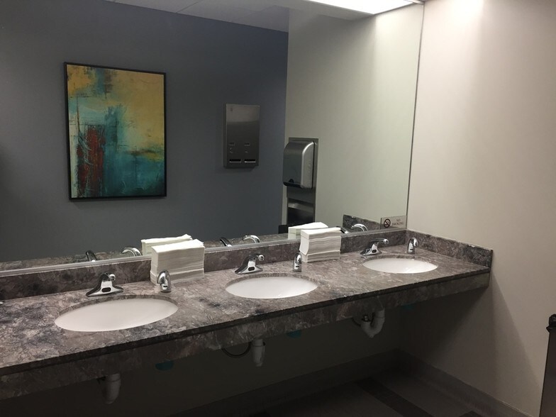 More Photos Of 3100 W Higgins Rd, Hoffman Estates Medical For Lease