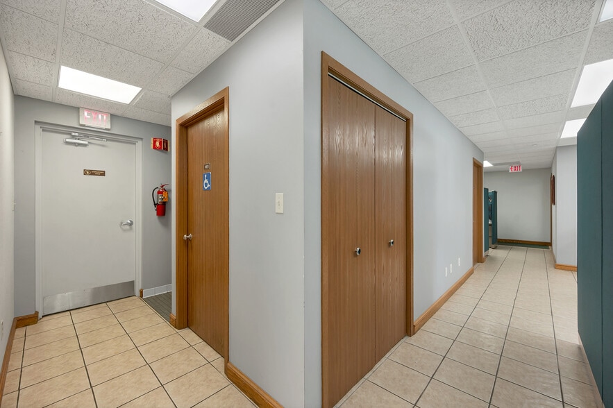 More Photos Of 1725 Suburban Dr, De Pere Manufacturing For Sale