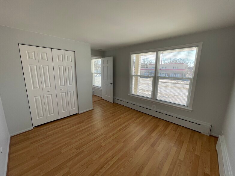 More Photos Of 215 N Waukegan Rd, Lake Bluff Convenience Store For Sale