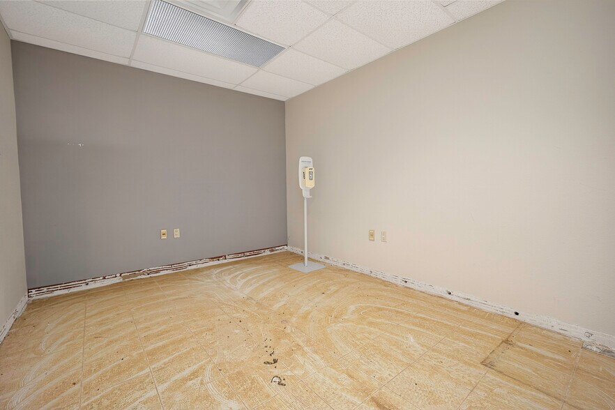 More Photos Of 1400 N Kennedy Ave, Shawnee Office For Sale