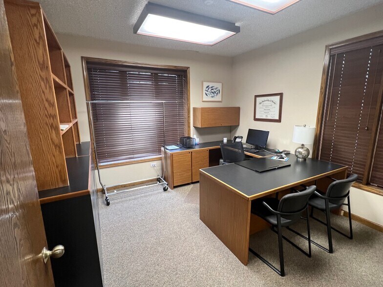 More Photos Of 475 W Terra Cotta Ave, Crystal Lake Office For Lease