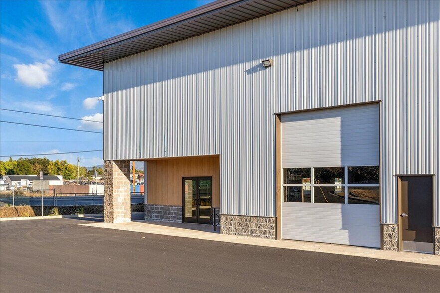 More Photos Of 171 Bateman Dr, Medford Light Manufacturing For Lease