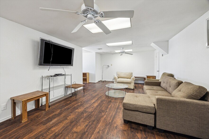 More Photos Of 6910 Bellaire Blvd, Houston Office For Sale