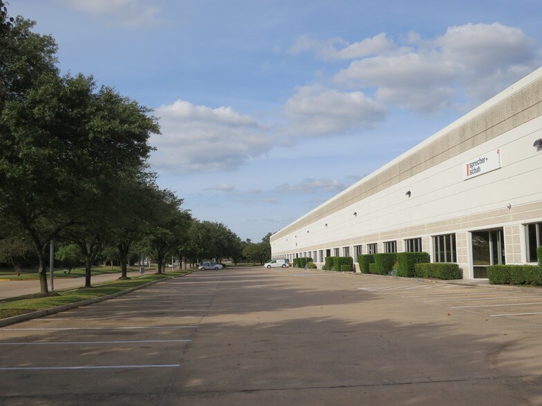 More Photos Of 15904-15920 International Plaza Dr, Houston Warehouse For Lease