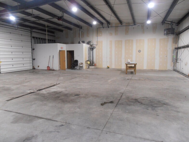 More Photos Of 9930 Express Dr, Highland Warehouse For Lease