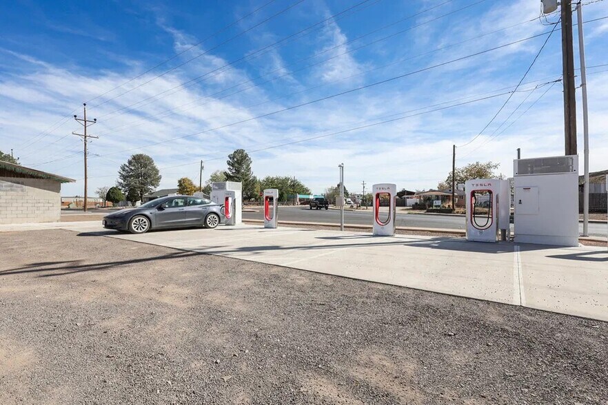 More Photos Of 300 S Cockrell St, Alpine Convenience Store For Sale
