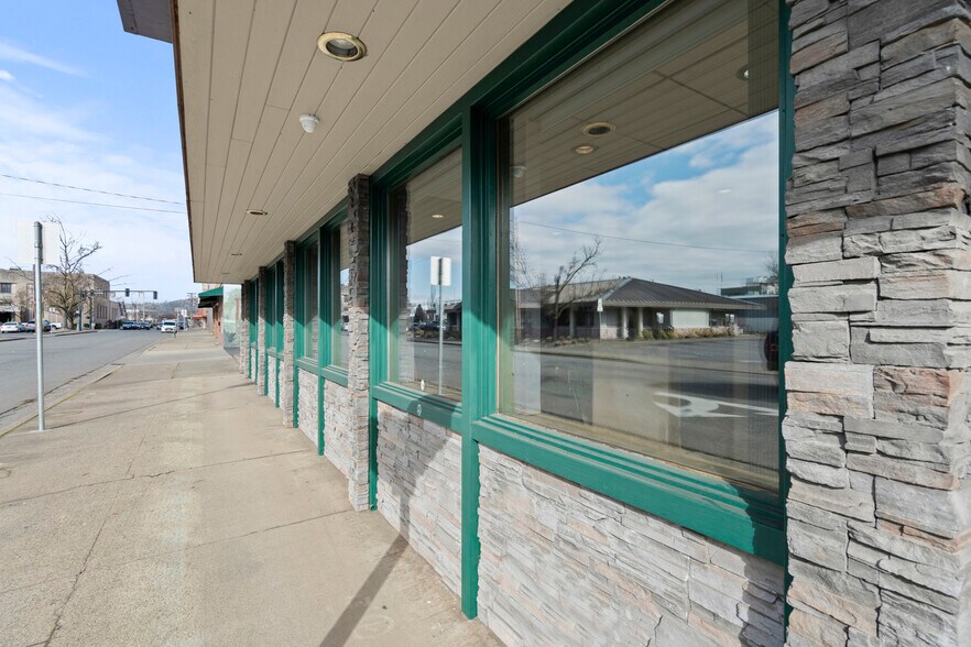 More Photos Of 206 NE 7th St, Grants Pass Office For Sale