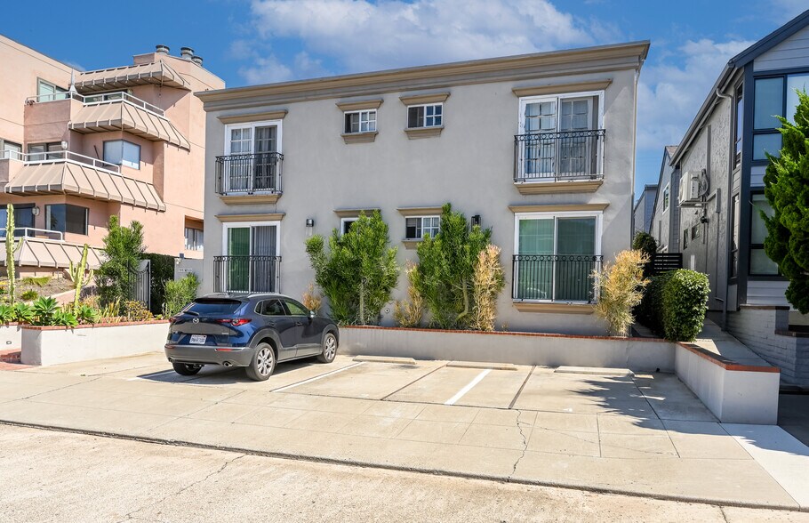 Primary Photo Of 7447 Herschel Ave, La Jolla Apartments For Sale