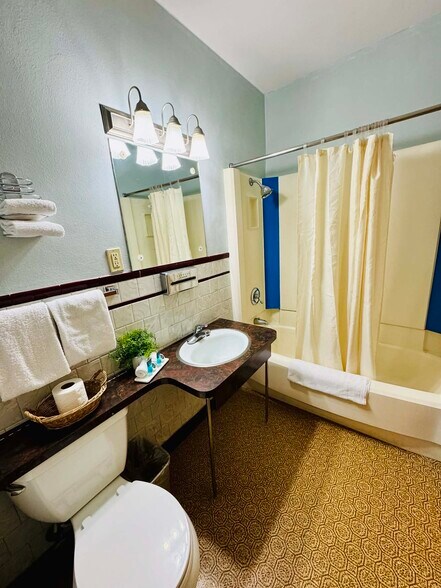 More Photos Of 606 W Holme St, Norton Hotel For Sale