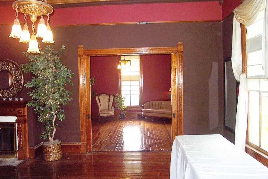 More Photos Of 27 Sycamore St, Jefferson Specialty For Lease