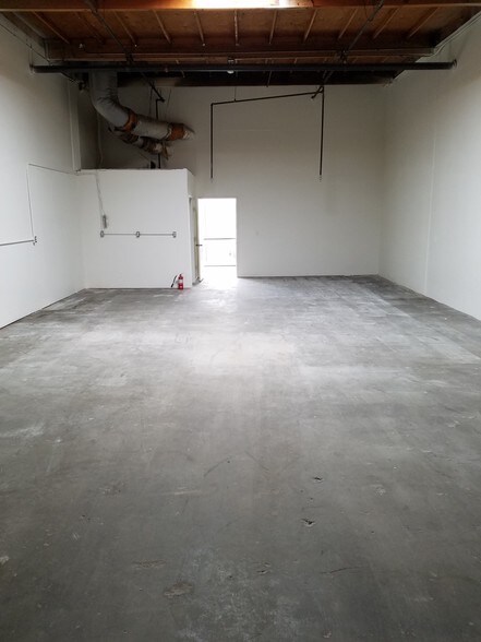 More Photos Of 190 N Arrowhead Ave, Rialto Warehouse For Lease
