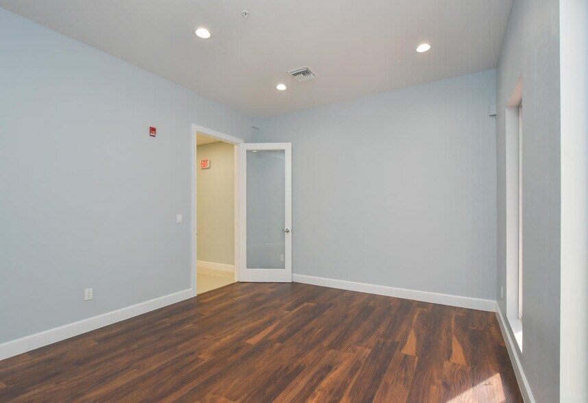 More Photos Of 2401 1st St, Fort Myers Office Residential For Lease