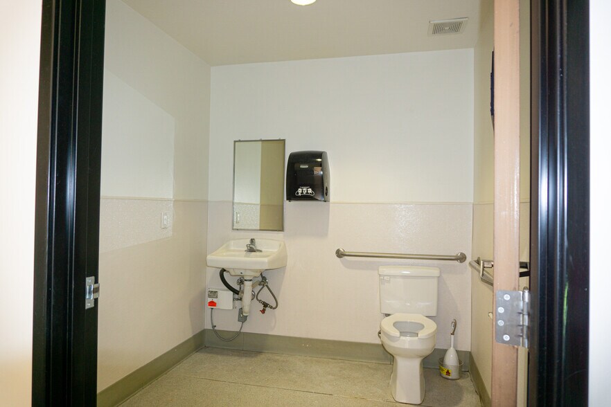 More Photos Of 42095 Zevo Dr, Temecula Warehouse For Sale